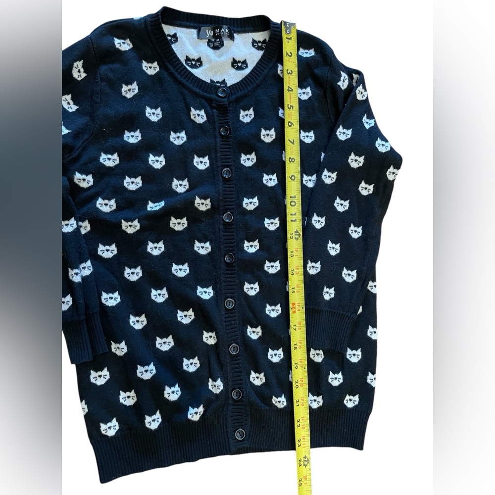 YE MAKE ROUND NECK BLACK AND WHITE CAT PATTERNED CARDIGAN SWEATER MEDIUM - Picture 7 of 12